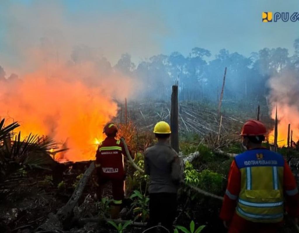 Dukung Penanganan Karhutla di Berau, Kementerian PU Kerahkan Peralatan dan Pasokan Air